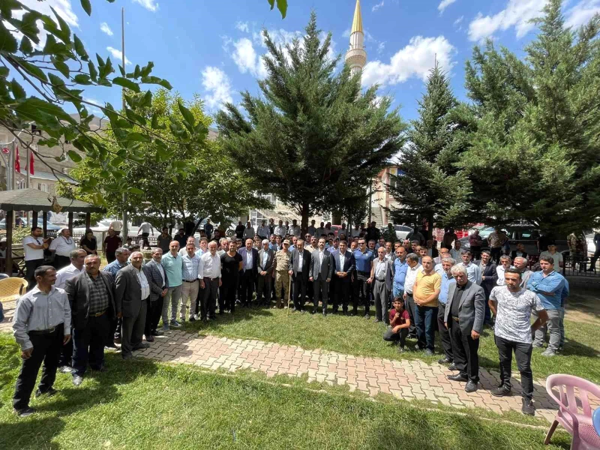 Bahçesaray, tayini çıkan Kaymakam Kundakçı\'yı gözyaşlarıyla uğurladı