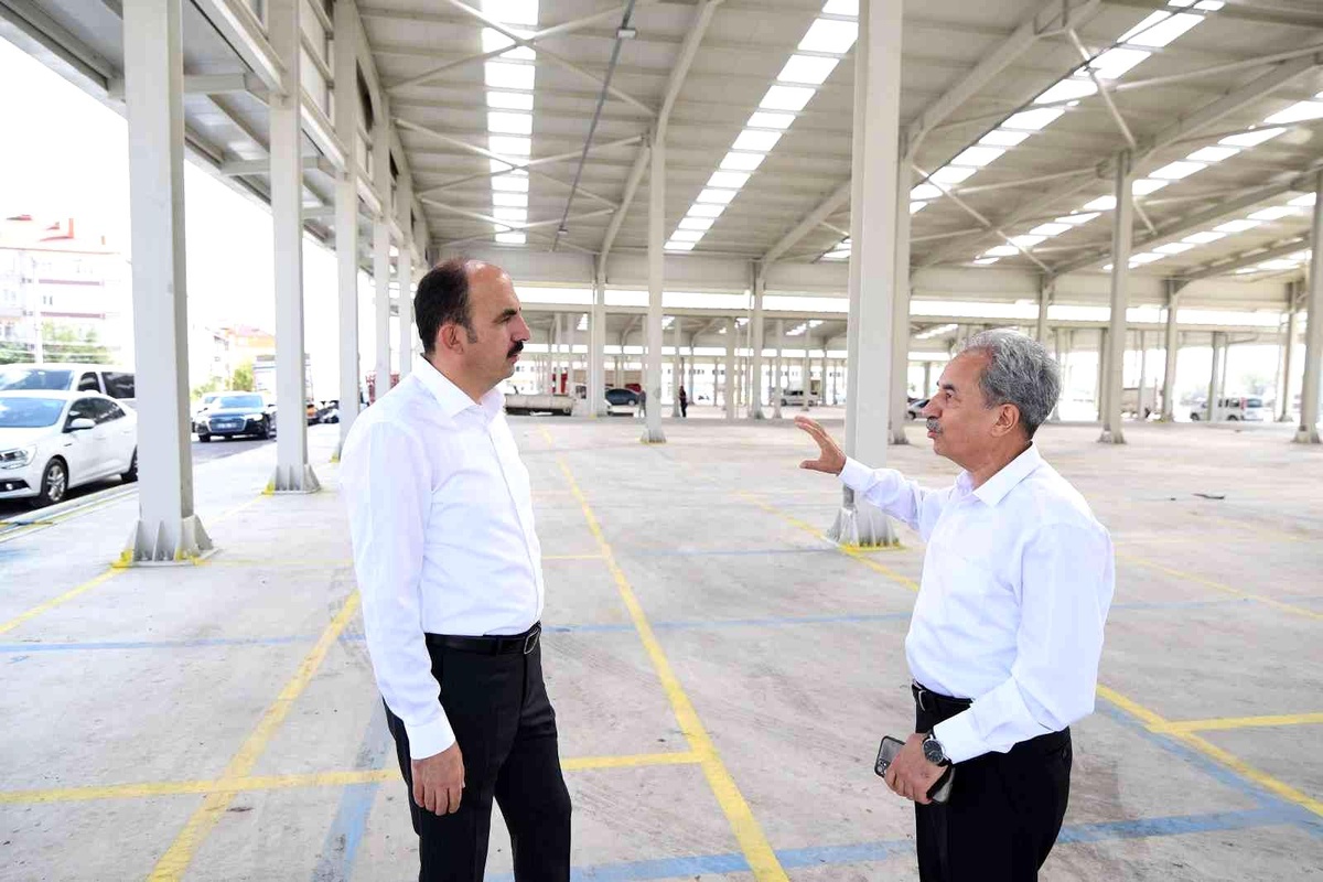 Başkan Altay: "Yaptığımız çalışmalarla altyapıyı tamamlarken ilçelerimize görsel bir güzellik de kazandırıyoruz"