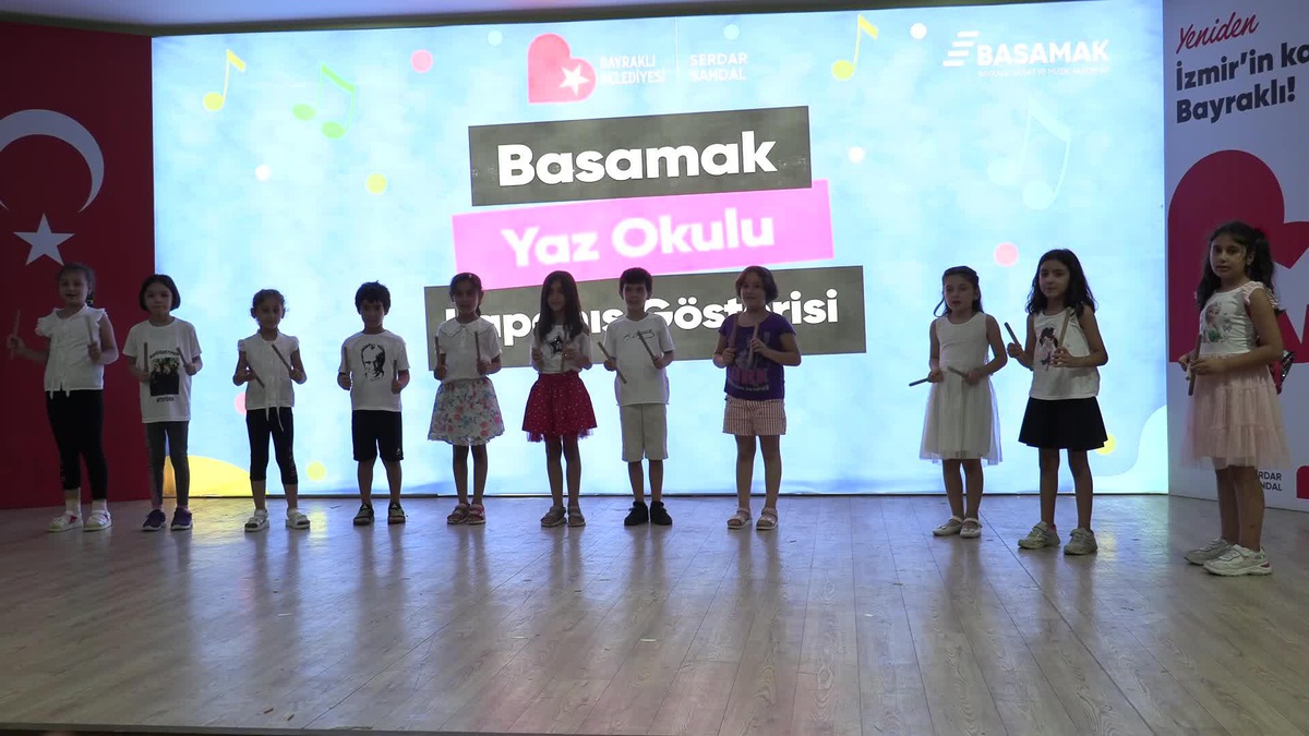 Bayraklı\'daki Yaz Okulları Şölenle Kapandı