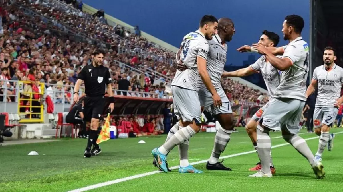 Başakşehir, deplasmanda Royal Antwerp\'i 3-1 mağlup ederek Konferans Ligi\'nde gruplara kaldı