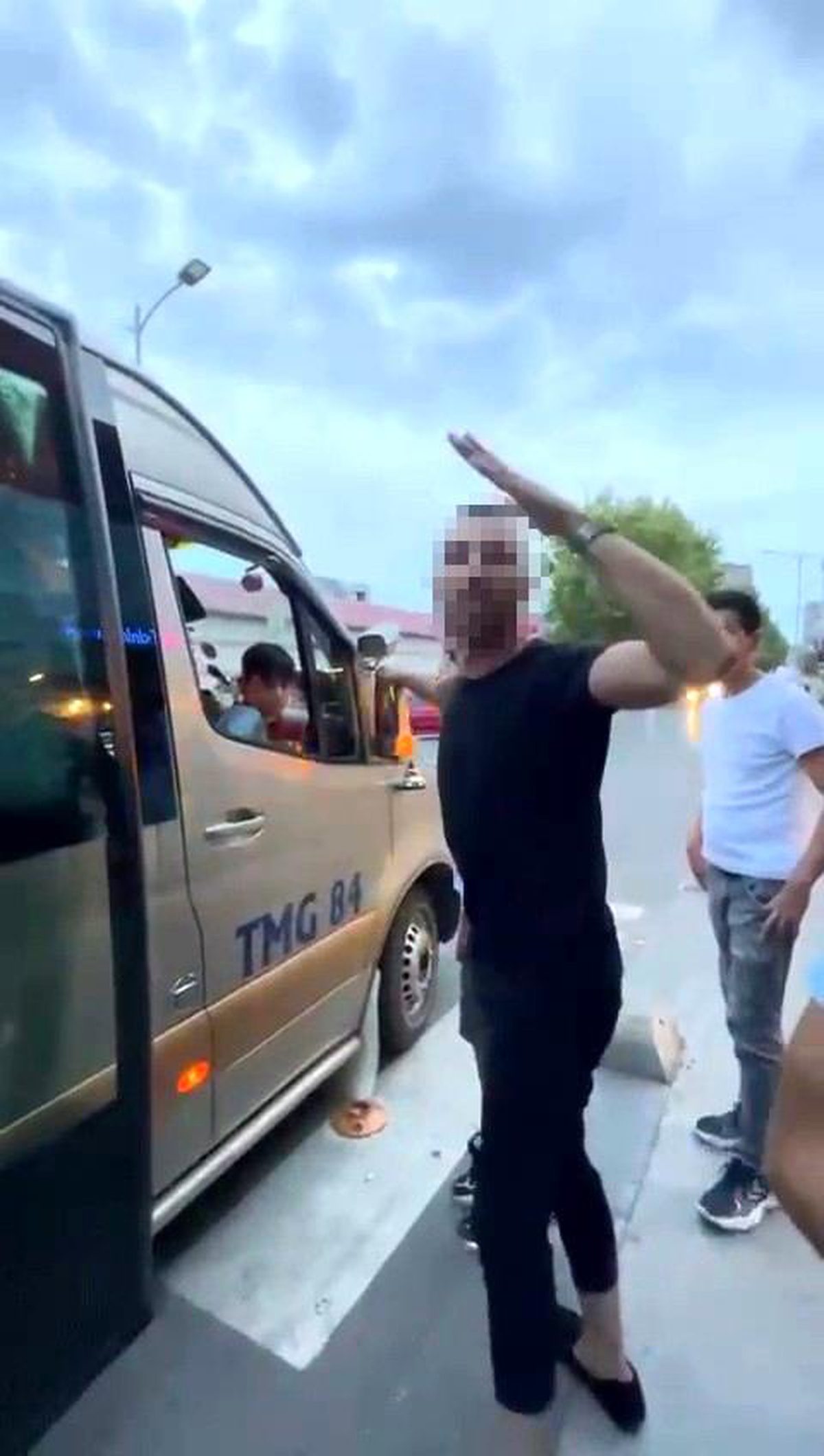 Beylikdüzü\'nde minibüs şoförü, tartıştığı kadın yolcunun telefonunu aldı