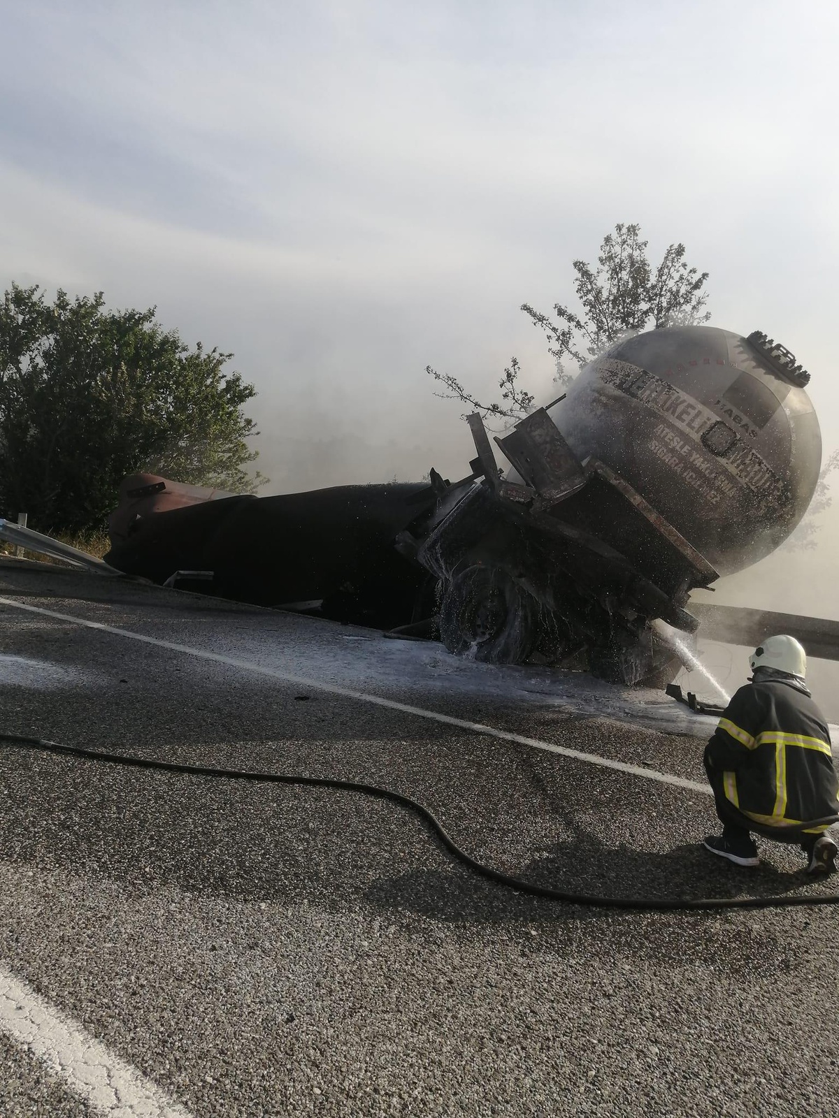 Bolu\'da seyir halinde yangın çıkan tanker kullanılamaz hale geldi