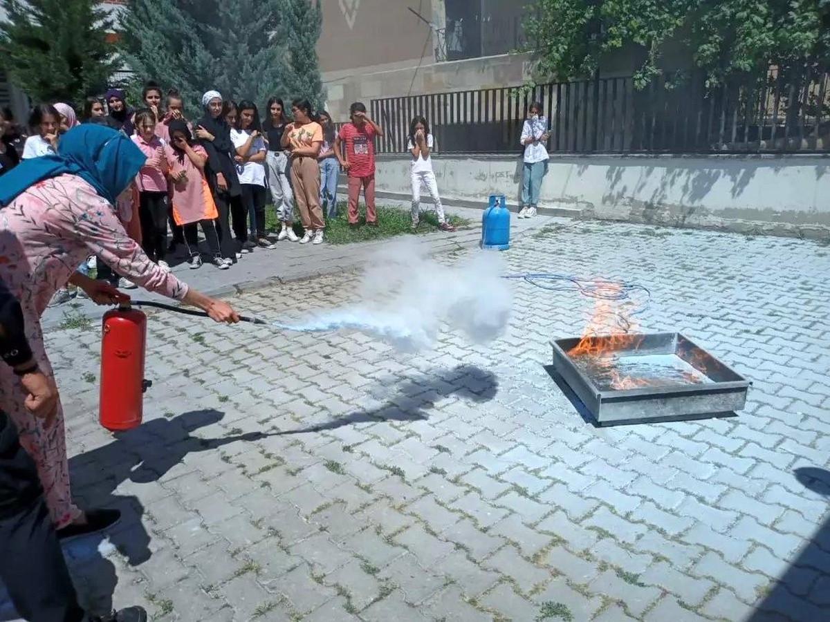 Büyükşehir İtfaiyesi\'nden KAYMEK kursiyerlerine \'yangın eğitimi ve semineri\'