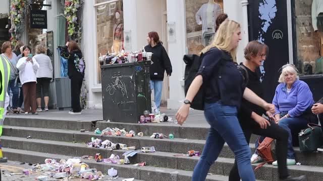 İskoçya'da temizlik işçilerinin grevi nedeniyle sokaklar çöp yığınlarıyla doldu İskoçya'da temizlik işçilerinin grevi nedeniyle sokaklar çöp yığınlarıyla doldu