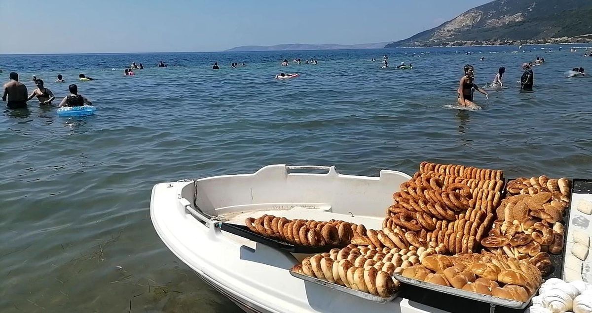 Erdek\'te yüzen pastane
