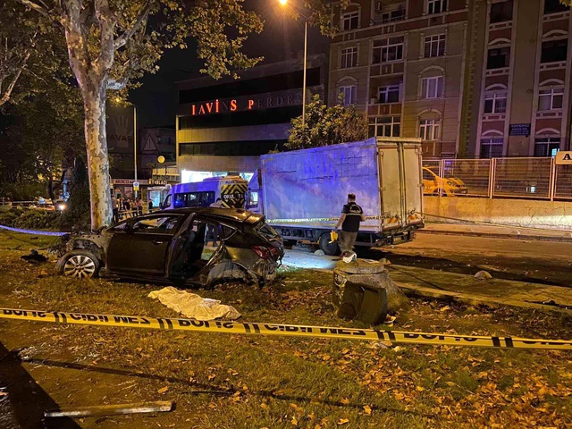 İstanbul'da kan donduran kaza! Yan yola uçan araç ağaca ok gibi saplandı: 5 ölü İstanbul'da kan donduran kaza! Yan yola uçan araç ağaca ok gibi saplandı: 5 ölü