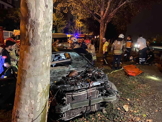 İstanbul'da kan donduran kaza! Yan yola uçan araç ağaca ok gibi saplandı: 5 ölü İstanbul'da kan donduran kaza! Yan yola uçan araç ağaca ok gibi saplandı: 5 ölü