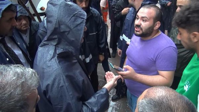 Esenyurt'ta belediye başkanı ile su basan evin sahibi arasında tartışma Esenyurt'ta belediye başkanı ile su basan evin sahibi arasında tartışma