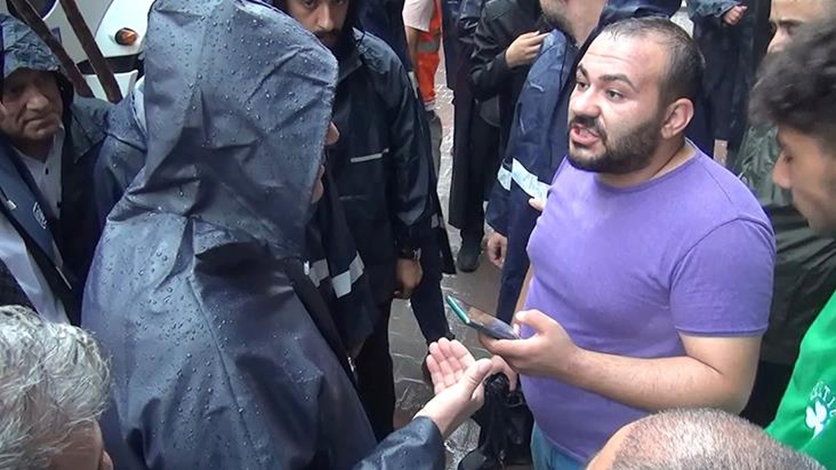 Esenyurt Belediye Başkanı Kemal Deniz Bozkurt, selin esir aldığı Esenyurt\'ta vatandaşla karşılıklı tartışmaya girdi