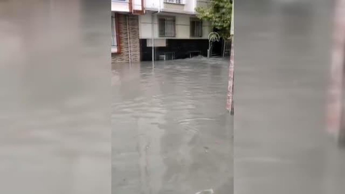 Esenyurt\'ta birçok cadde ve sokakta su baskınları yaşandı