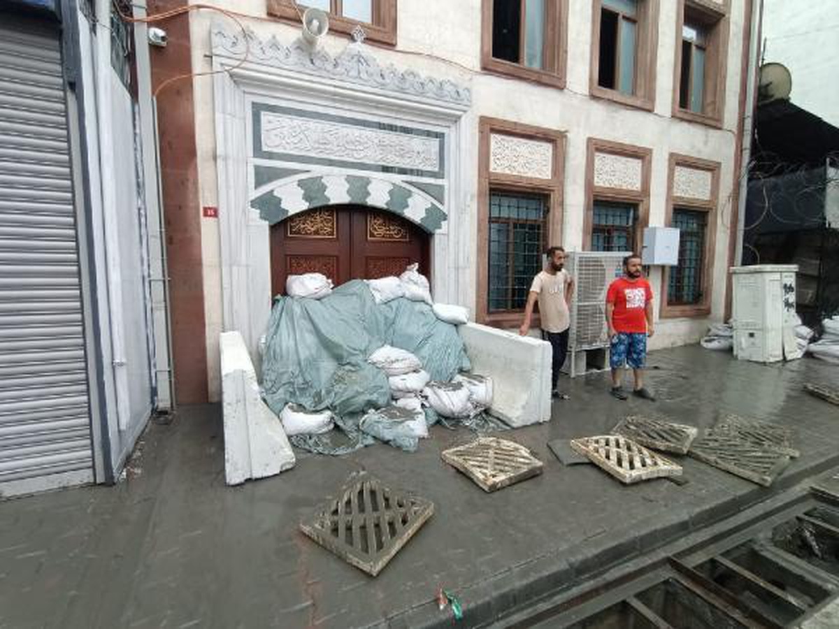 ESENYURT\'TA CAMİYE SU BASKININA KARŞI KUM TORBALI ÖNLEM