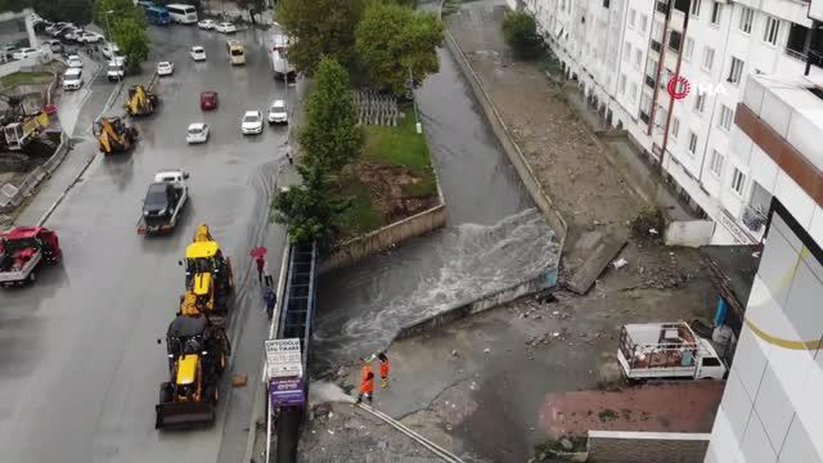 Esenyurt\'ta derenin taşmasıyla boşaltılan evleri su bastı