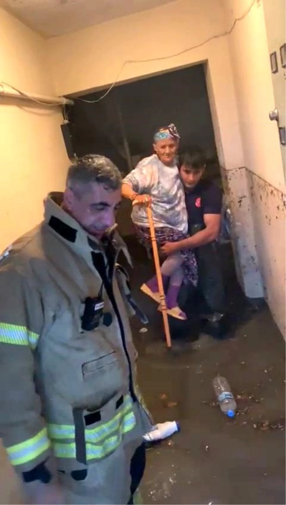 İstanbul sağanak yağışa teslim oldu! Evini su basan yaşlı kadını itfaiye eri böyle kurtardı