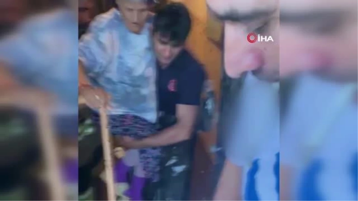 Evini su basan yaşlı kadını itfaiye eri kucağına alarak kurtardı
