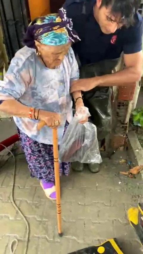 Evini su basan yaşlı kadını itfaiye eri kucağına alarak kurtardı