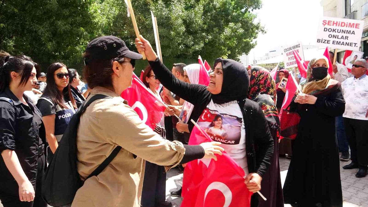 Evlatları dağa kaçırılan anneler kendilerine zafer işareti yapan HDP\'lilere öfke kustu