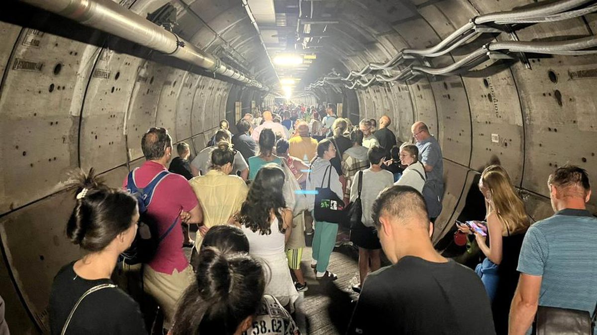 Eurotunnel Le Shuttle: Fransa\'dan İngiltere\'ye giden tünelde yolcular saatlerce mahsur kaldı
