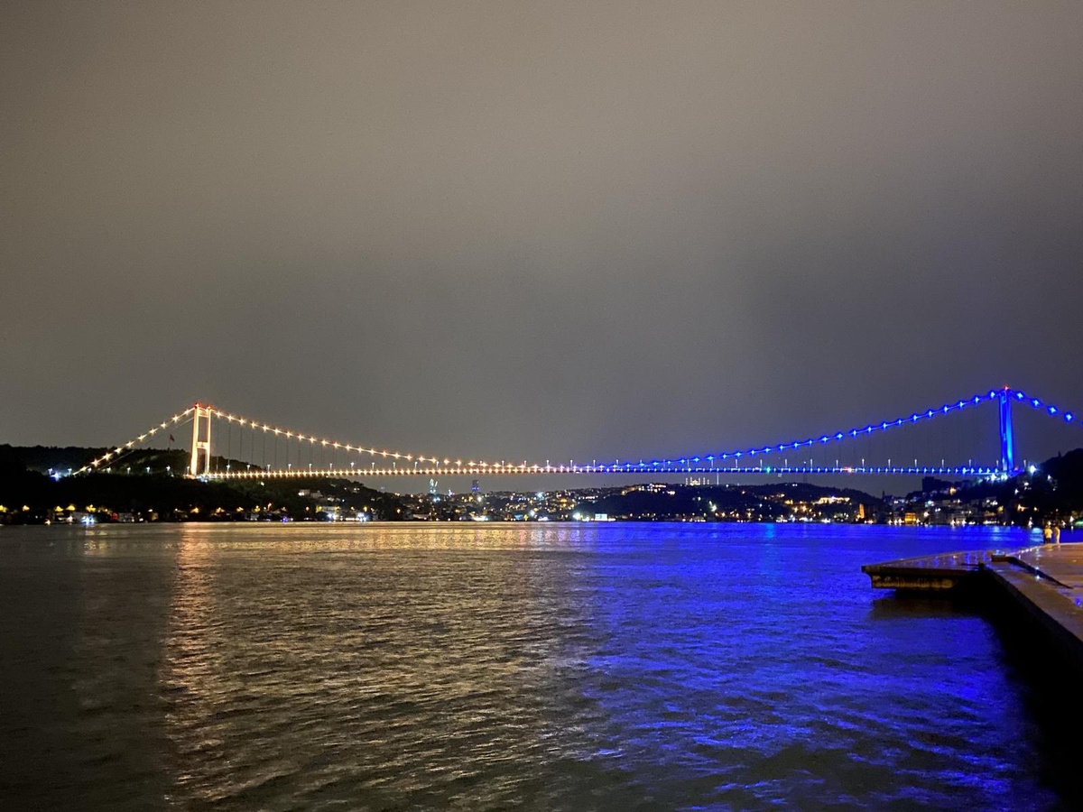 FSM Köprüsü Ukrayna bayrağının renkleriyle ışıklandırıldı