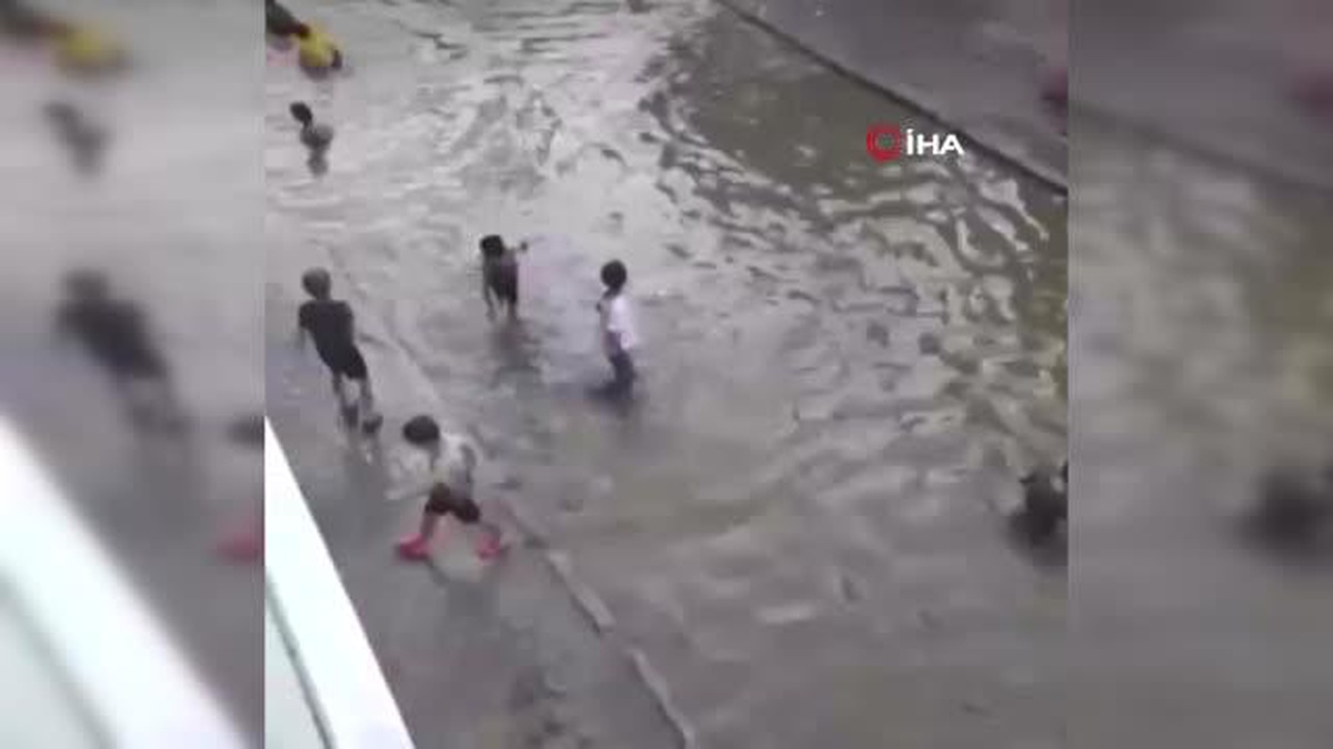İzmir\'de göle dönen sokakta çocuklar yüzdü