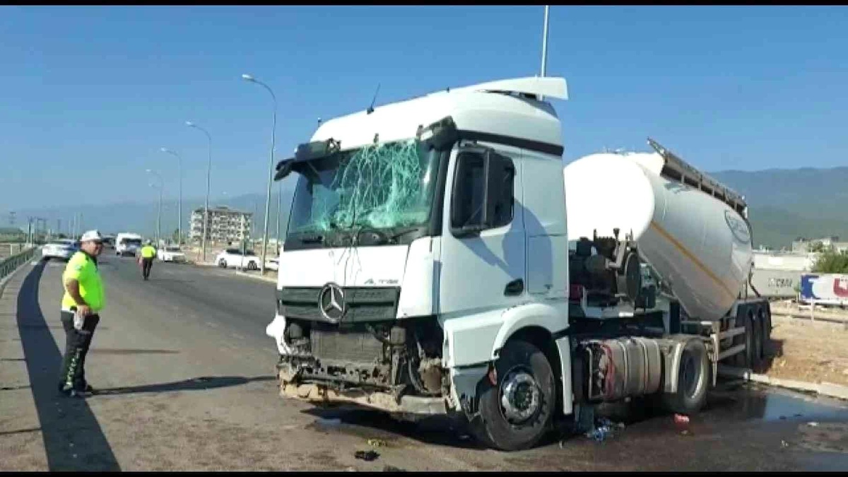 Hatay\'da sıkıştırılan beton mikseri kaza yaptı: 1 yaralı