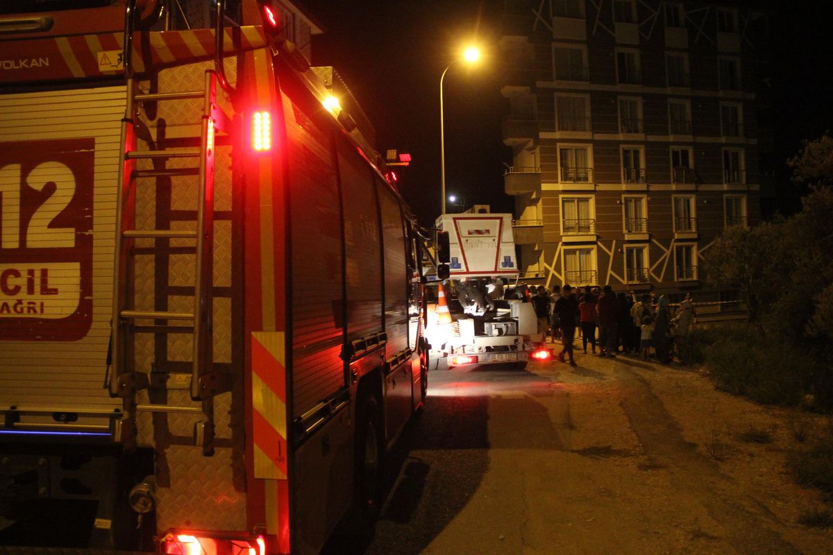 Hatay\'da toprak kayması nedeniyle boşaltılan bina çevresine istinat duvarı yapımına başlandı