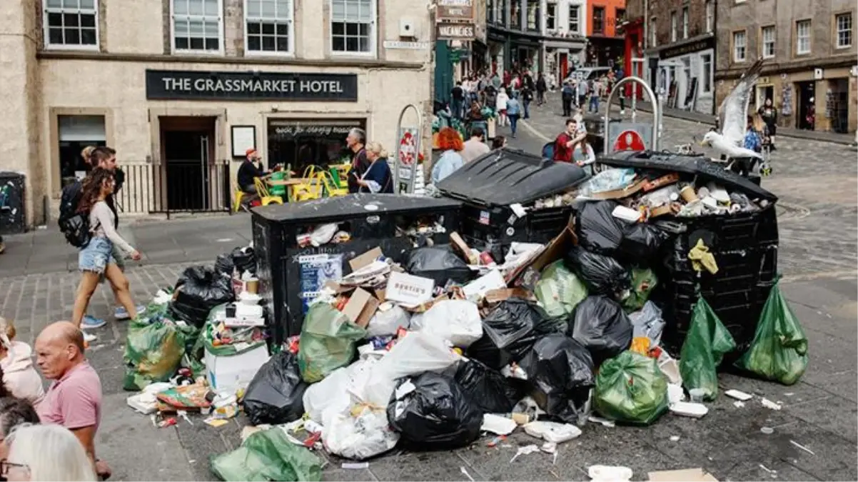İskoçya'daki temizlik işçileri düşük maaş almaları nedeniyle grev yapınca sokaklar çöplüğe döndü