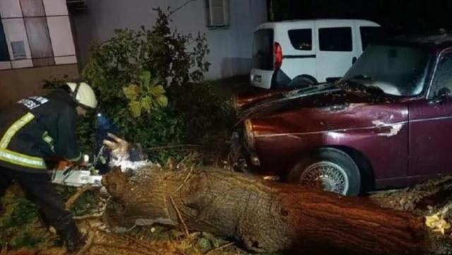 İstanbul alarma geçti! Etkisini iyiden iyiye artıran sağanak yağış saat 15.00'e kadar devam edecek