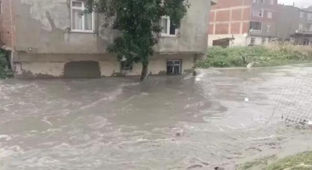 İstanbul alarma geçti! Etkisini iyiden iyiye artıran sağanak yağış saat 15.00'e kadar devam edecek