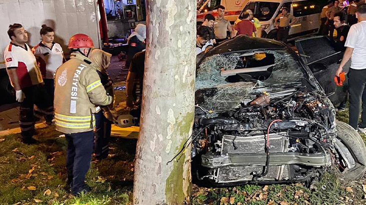 İstanbul\'da yan yola uçan araç ağaca ok gibi saplandı: 5 kişi can verdi