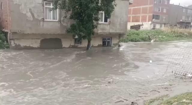 İstanbul'da sağanak yağışa teslim! Esenyurt'ta araçlar mahsur kaldı, evleri su bastı