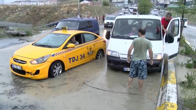 İstanbul'da sağanak yağışa teslim! Esenyurt'ta araçlar mahsur kaldı, evleri su bastı