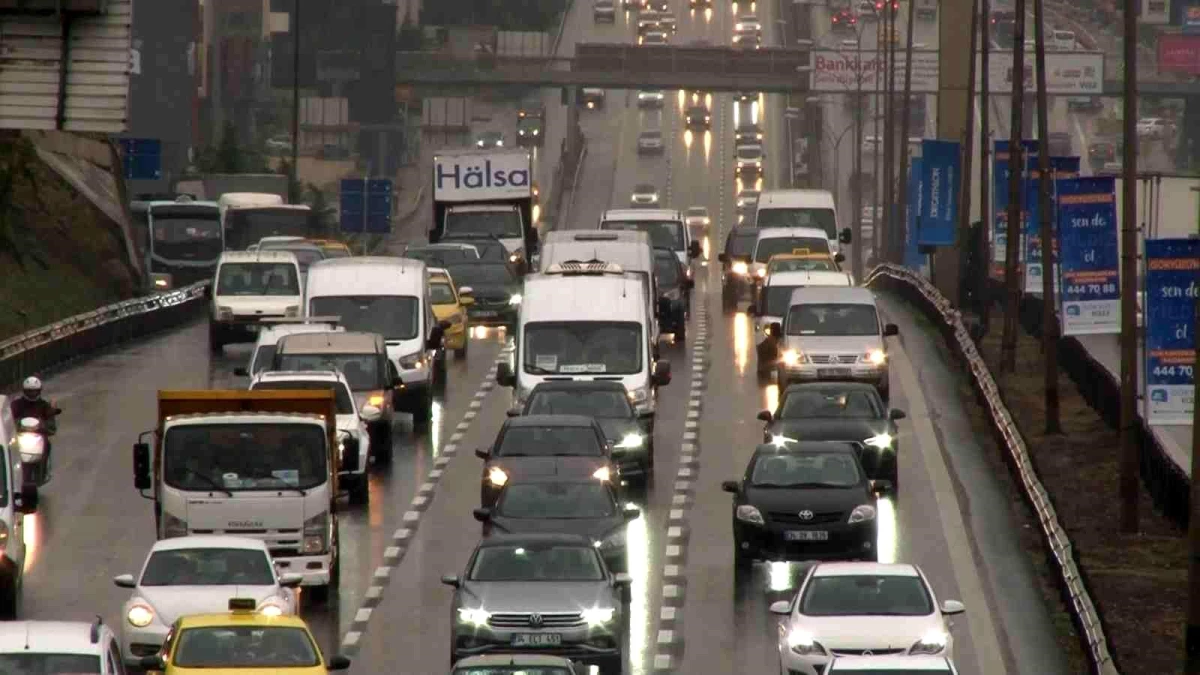 İstanbul\'da yağmur trafiği vurdu: Yoğunluk yüzde 56\'lara ulaştı
