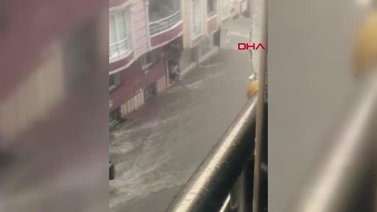 İSTANBUL-ESENYURT\'TA NEHRE DÖNEN YOKUŞTA KOVAYLA TAHLİYE ÇABASI