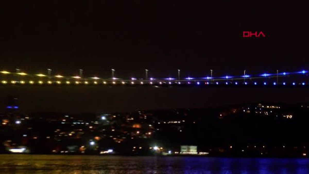 İSTANBUL-FATİH SULTAN MEHMET KÖPRÜSÜ UKRAYNA\'NIN BAĞIMSIZLIK GÜNÜ İÇİN AYDINLANDI