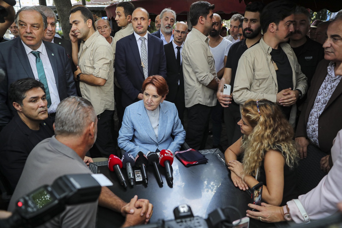 İYİ Parti Genel Başkanı Akşener, İstanbul\'da esnaf ve vatandaşlarla buluştu