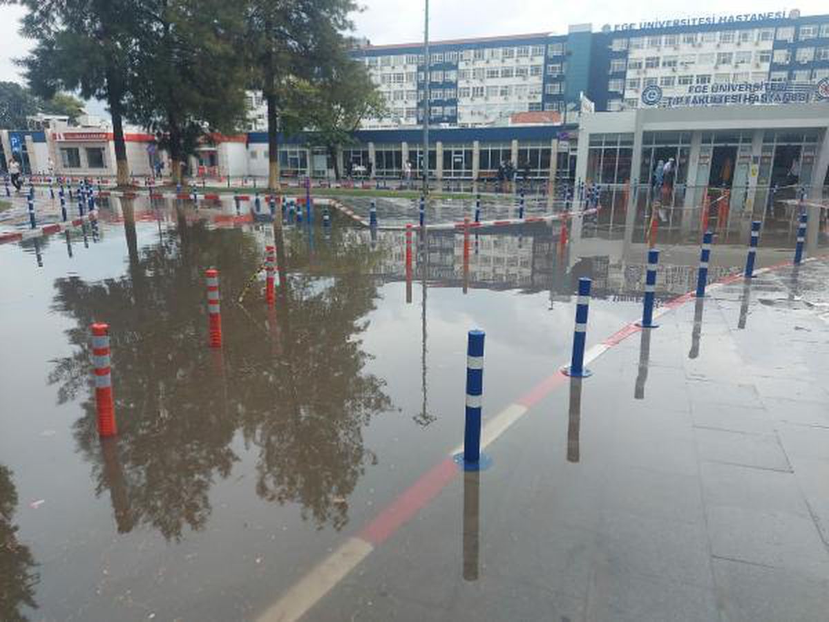 İzmir\'de sağanak nedeniyle cadde ve sokaklar göle döndü