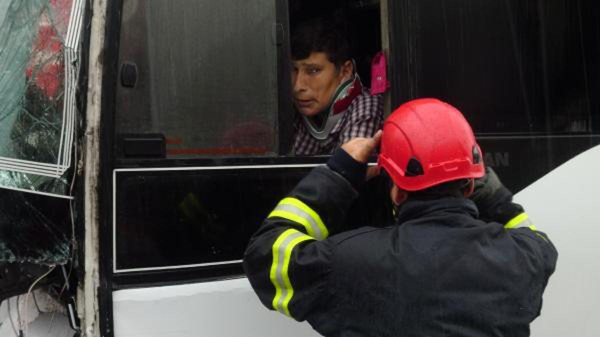 Kamyona çarptığı midibüste sıkıştı, itfaiyeciler sakinleştirerek kurtardı