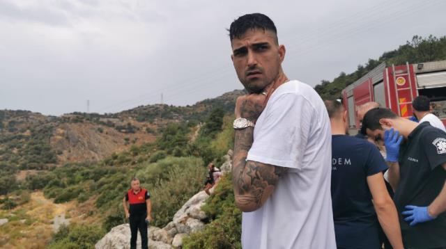 Kanlı bıçaklı olduğu babası İbrahim Tatlıses'in kaza yaptığını duyan Ahmet Tatlıses olay yerine koştu Kanlı bıçaklı olduğu babası İbrahim Tatlıses'in kaza yaptığını duyan Ahmet Tatlıses olay yerine koştu