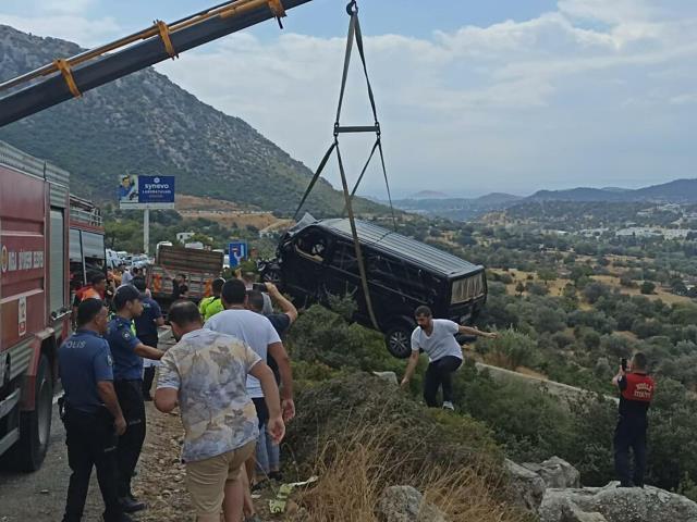 Kanlı bıçaklı olduğu babası İbrahim Tatlıses'in kaza yaptığını duyan Ahmet Tatlıses olay yerine koştu Kanlı bıçaklı olduğu babası İbrahim Tatlıses'in kaza yaptığını duyan Ahmet Tatlıses olay yerine koştu