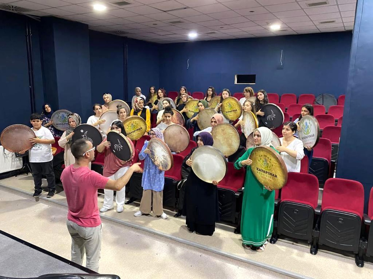 Kayapınar\'da gençler ile çocuklar kültür ve sanatla ilgileniyor