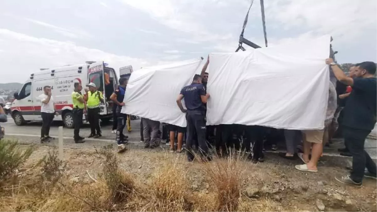 Kaza geçiren İbrahim Tatlıses\'in araçtan çıkarıldığı anların görüntülenmemesi için çarşaf gerildi