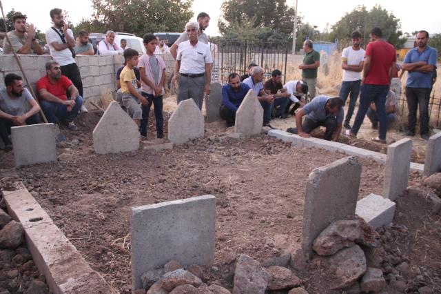 Kocası tarafından katledilen anne ve 3 kızı, ağıtlarla son yolculuklarına uğurlandı Kocası tarafından katledilen anne ve 3 kızı, ağıtlarla son yolculuklarına uğurlandı