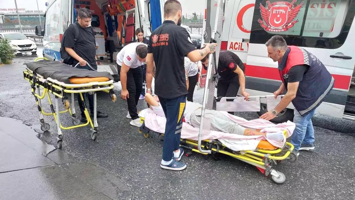 Küçükçekmece\'de hasta taşıyan ambulansa kamyonet çarptı