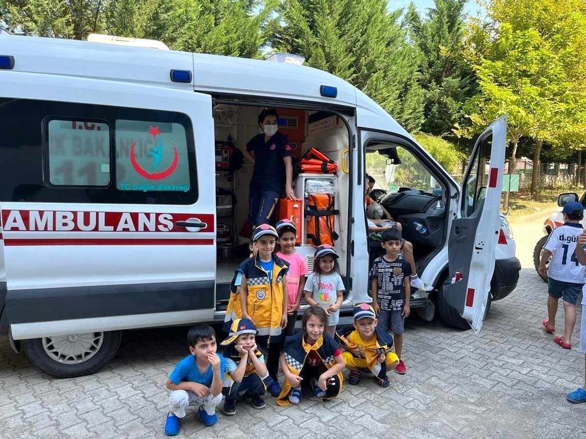 Kurs öğrencilerine ambulanslar tanıtıldı