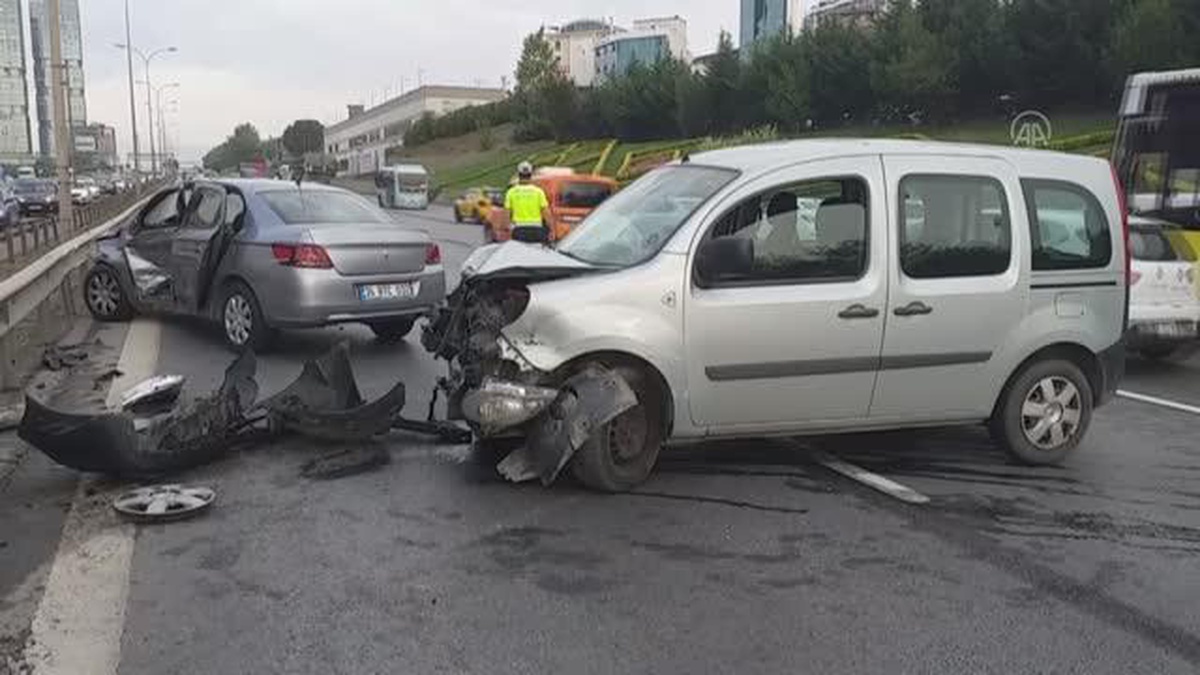 Maltepe\'de 4 otomobilin karıştığı kaza nedeniyle ulaşım aksadı