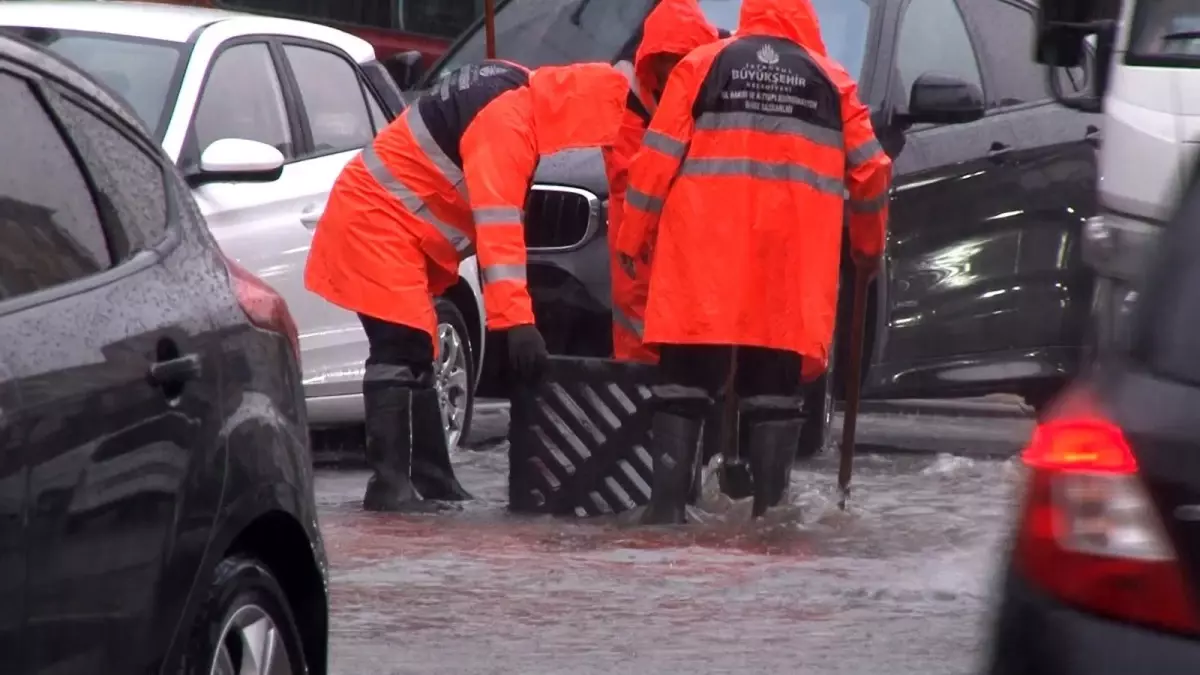 Maltepe\'de cadde ve sokaklar yağmur nedeniyle göle döndü