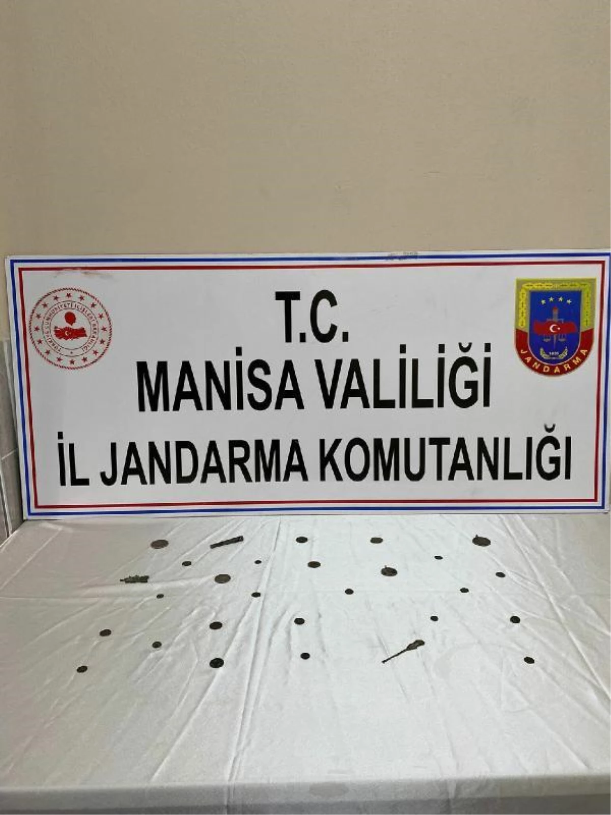 Manisa\'da 30 parça tarihi eser ele geçirildi: 1 gözaltı