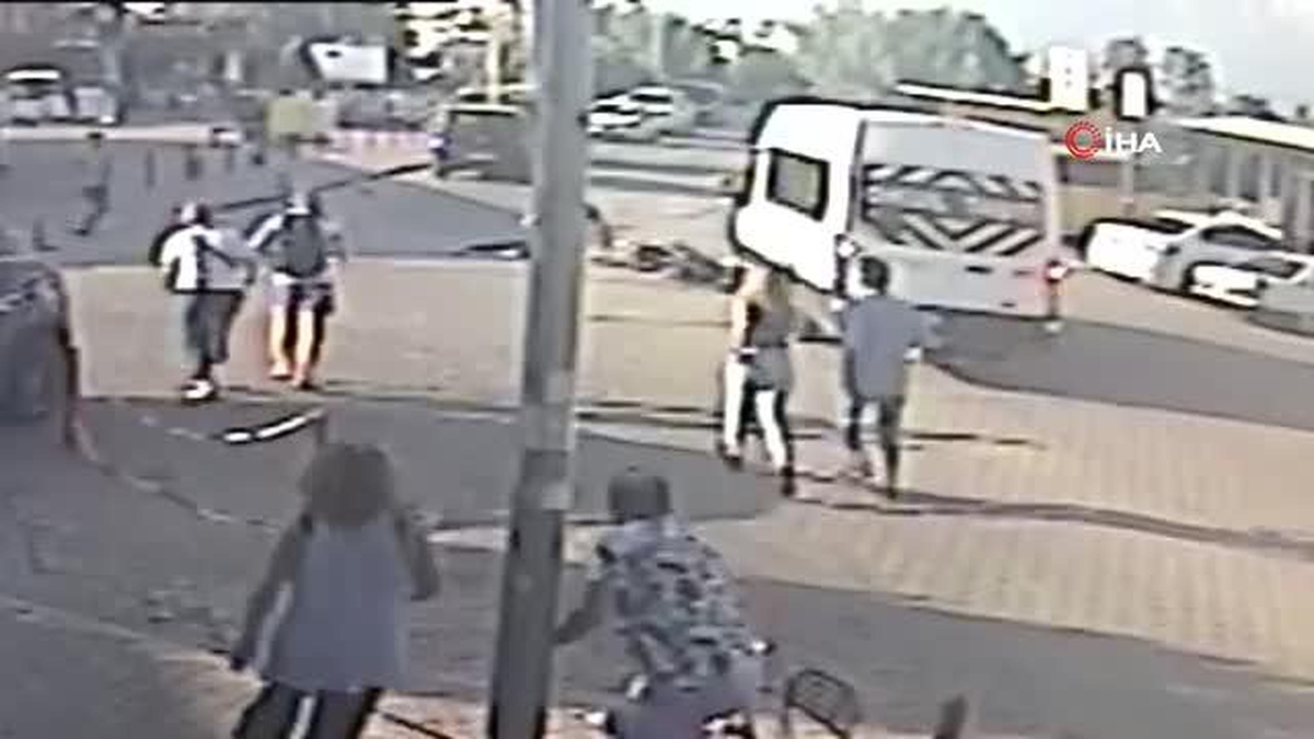 Motosiklet servis aracına çarptı: 2 yaralı