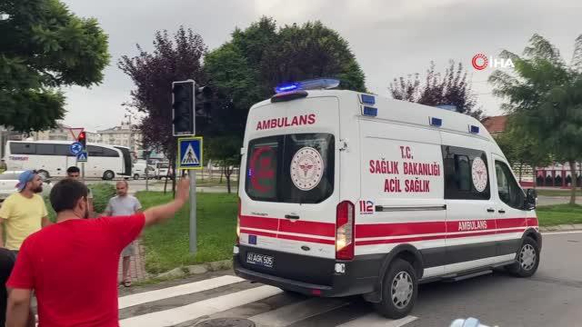 Seyir halindeki motosikletin çarptığı yaşlı adam yaralandı