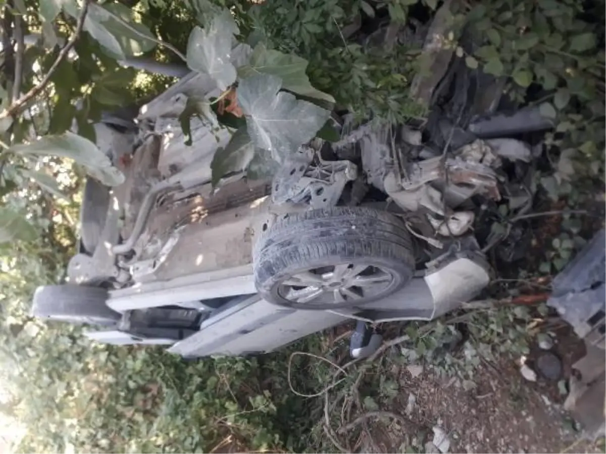 Nusaybin'de otomobil bahçe duvarını yıkarak 2 metreden düştü: 4 yaralı